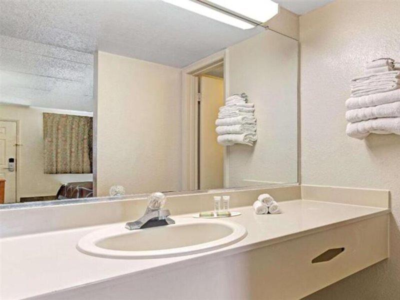 Americana Inn & Suites Lake Magdalene Esterno foto