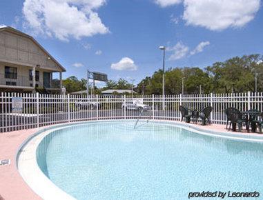 Americana Inn & Suites Lake Magdalene Esterno foto