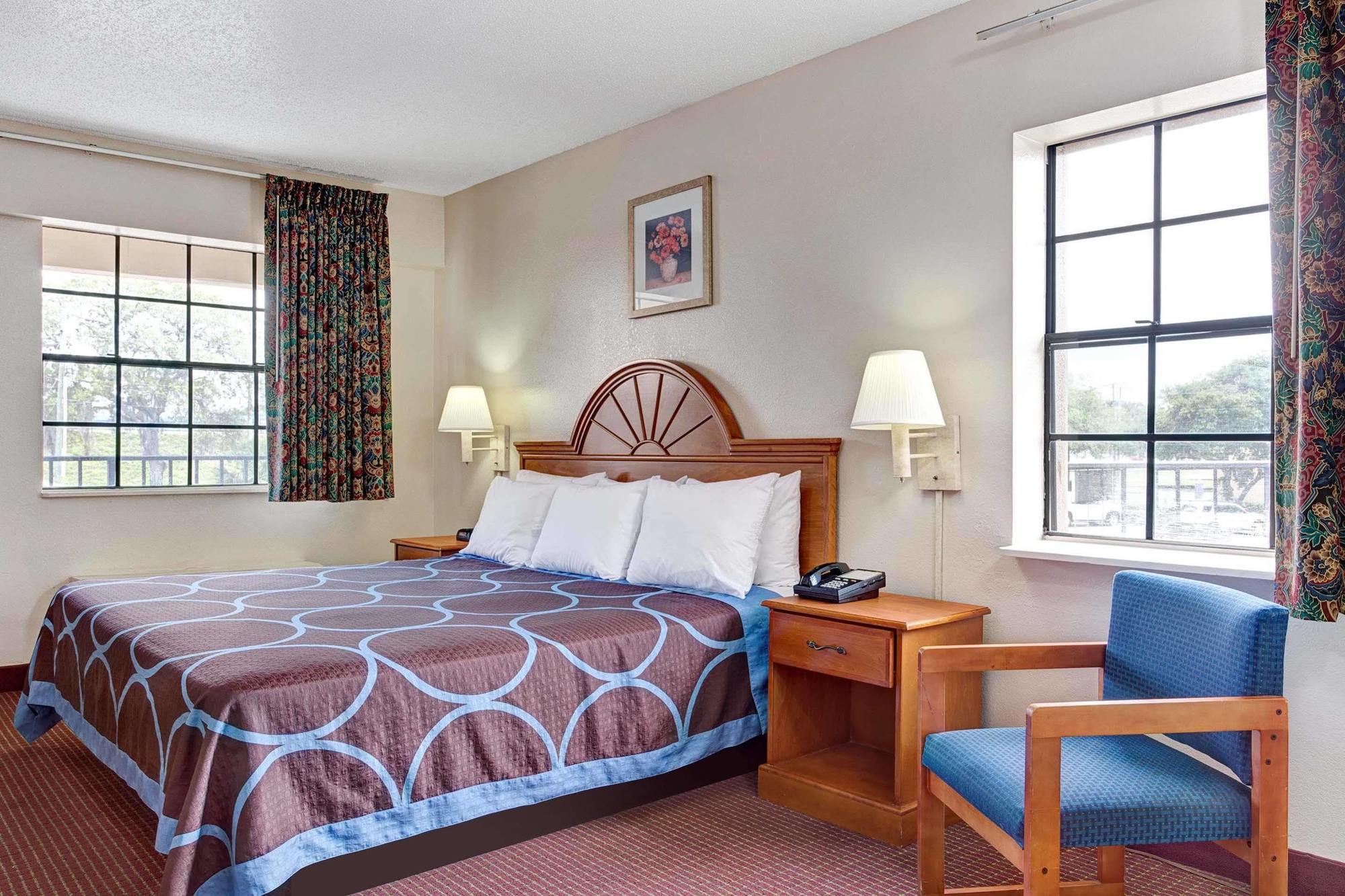 Americana Inn & Suites Lake Magdalene Esterno foto
